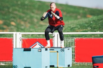 Dari Blunder Fatal ke Pahlawan Adu Penalti: Debut Penuh Drama Lucas Chevalier